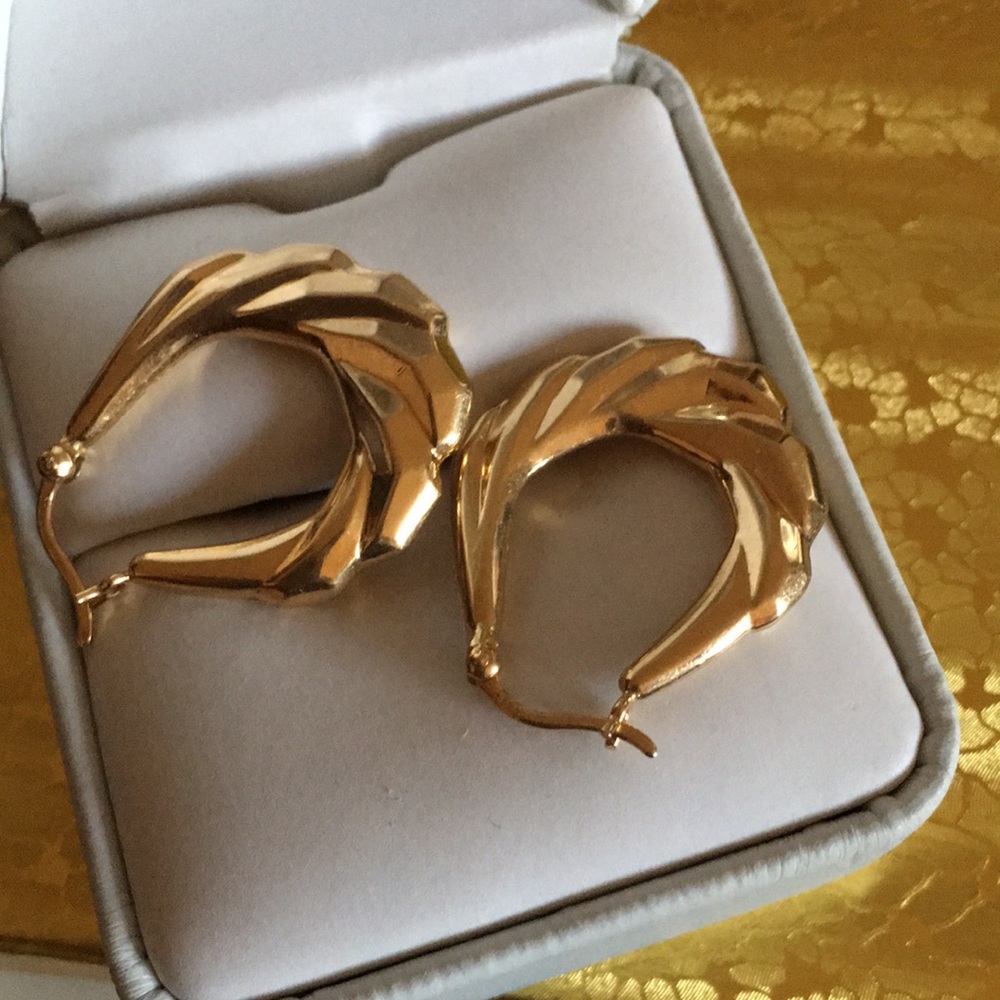 Vintage 14k gold shiny finished scalloped form.